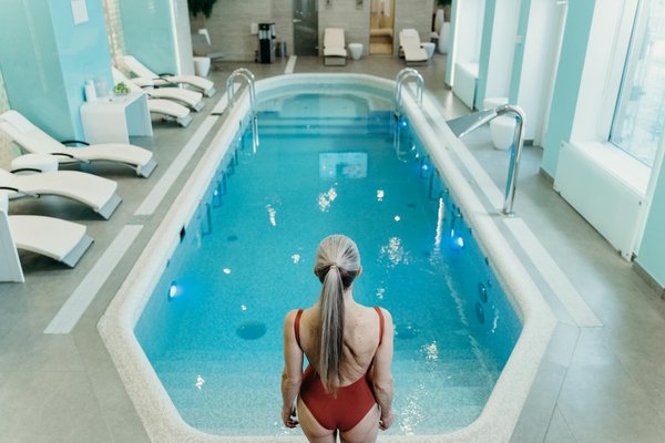 Guide Pratique : Installer Une Piscine à Fond Incliné comme un Pro